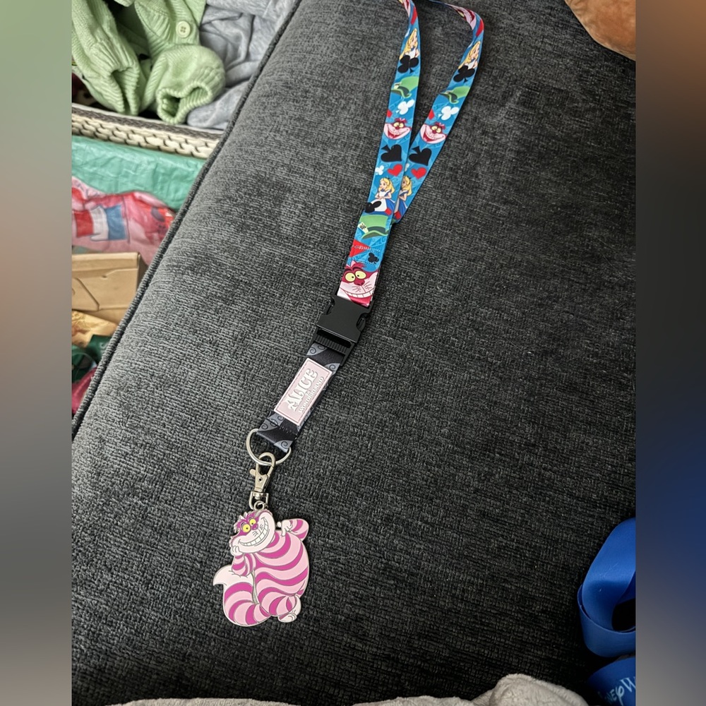 Disney Alice in Wonderland Cheshire Cat Lanyard & Lanyard Medal